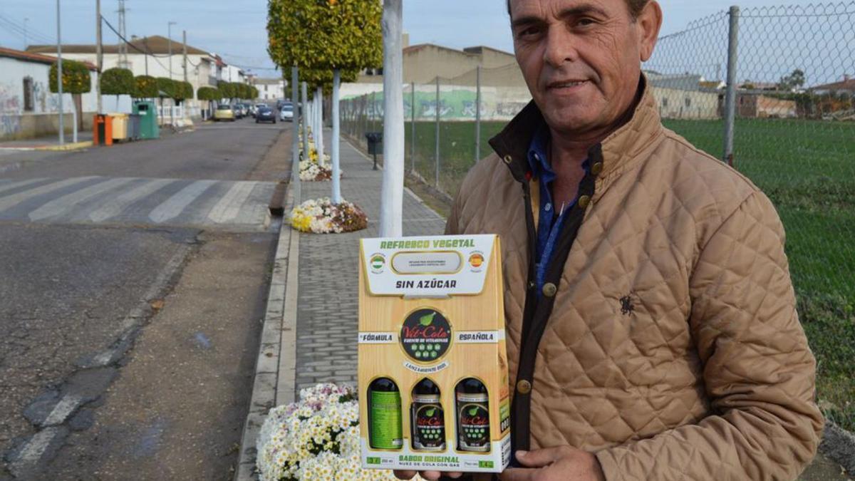 Juan Jiménez muestra un ‘pack’ de su refresco.