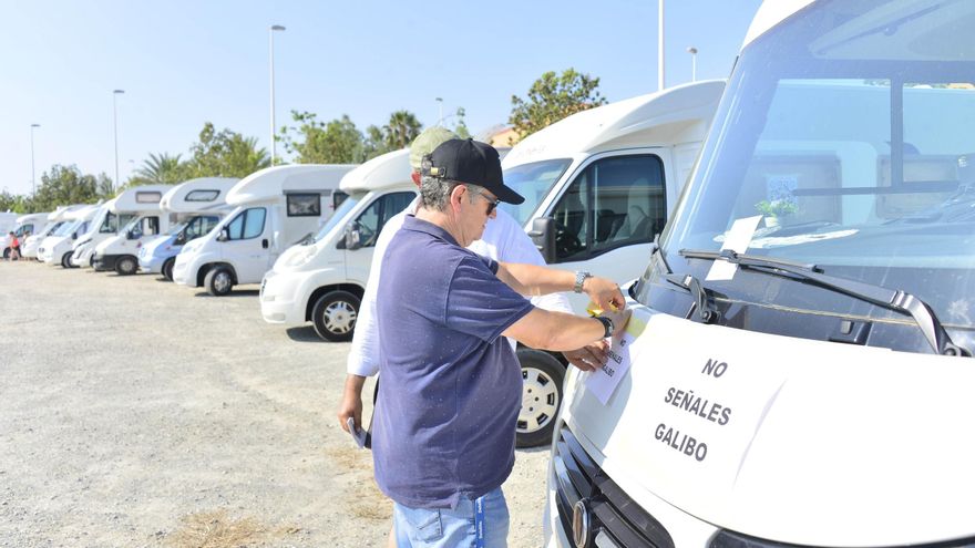 Así ha sido la movilización de las autocaravanas en Elche contra las restricciones en la costa