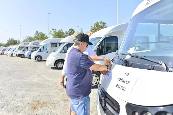 Así ha sido la movilización de las autocaravanas en Elche contra las restricciones en la costa