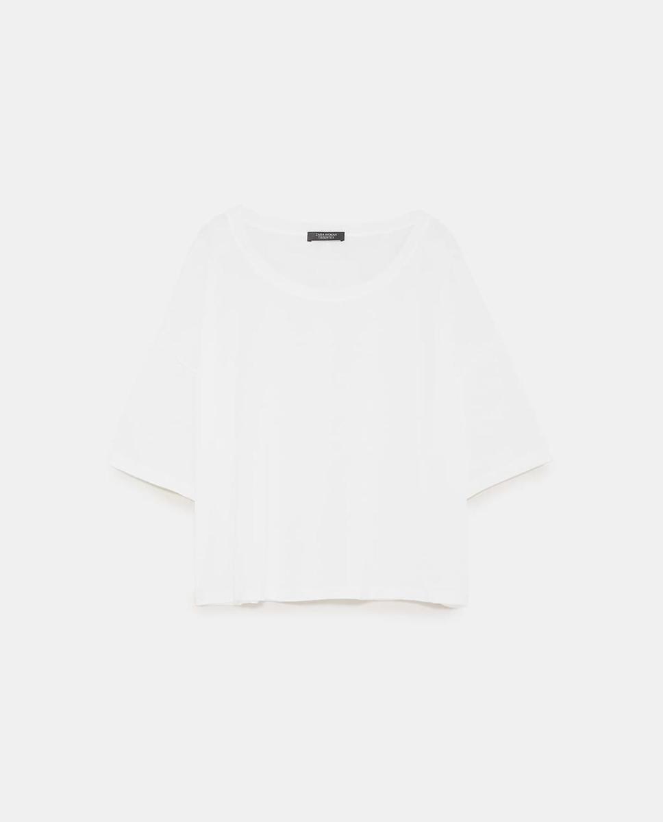 Camiseta blanca con escote redondo de Zara. (Precio: 9, 95 euros)