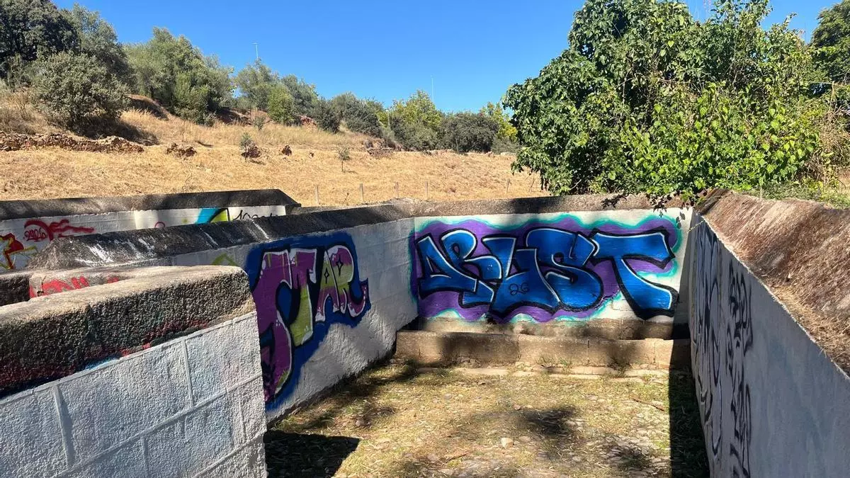 Identificado uno de los jóvenes que llenó de grafitis Fuente Hinche en Cáceres: llevaba 11 botes de spray