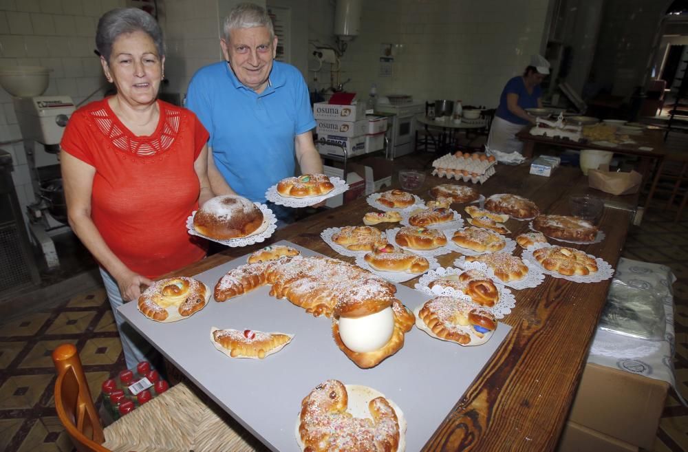 Forn de Manuela. Primer premio de monas y segundo de torta de pasas y nueces.