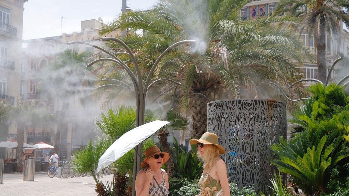 Trabajando en aviso rojo en València: "Aun así paso calor, pero ya llevo tres años trabajando en este tipo de disfraces"