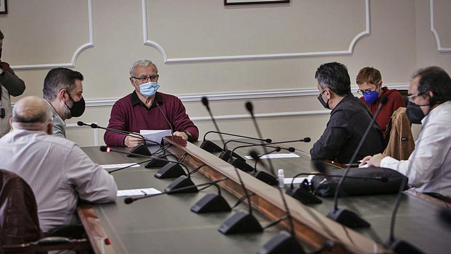 Galiana y Ribó, ayer, con las asociaciones de vendedores ambulantes. | AYTO VLC