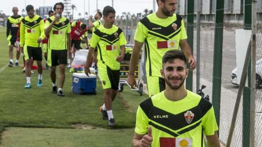 Redru, ayer, por delante de Gonzalo Verdú y Javi López, en el campo Anexo.