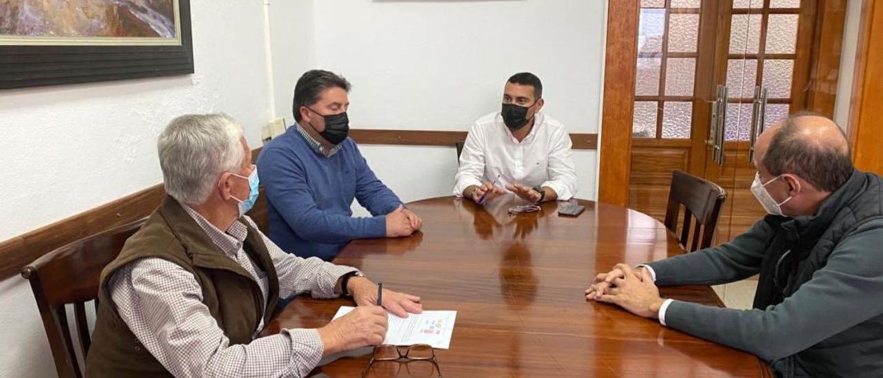 El alcalde y el concejal de Agricultura de Teguise con los dos representantes de la Comunidad de Regantes, el martes.