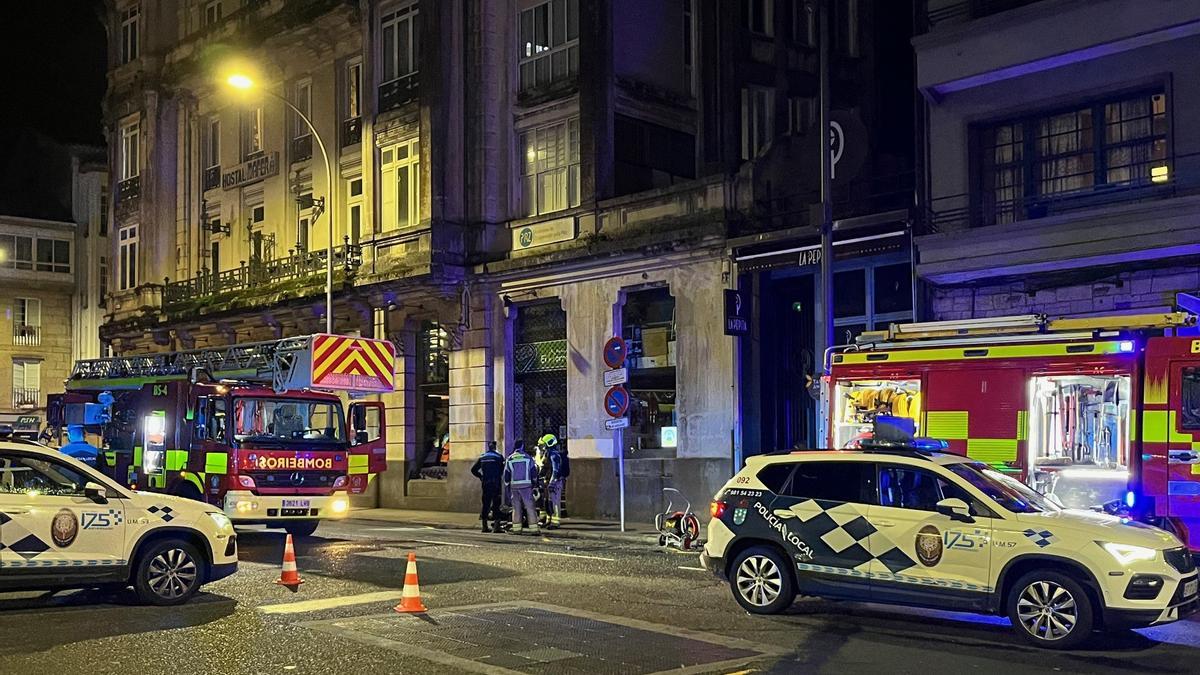 Bomberos de Santiago en el incendio que se produjo el viernes en una hamburguesería de la Praza de Galicia