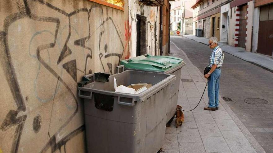 Contenedores en mal estado en la calle de Sancho IV, en el barrio de La Lana.