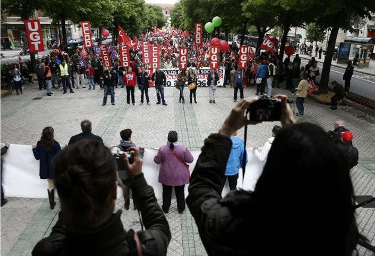 Momento de la manifestacion que los sindicatos UGT y CCOO han convocado en Pamplona este jueves con el lema sin empleo de calidad no hay recuperación.