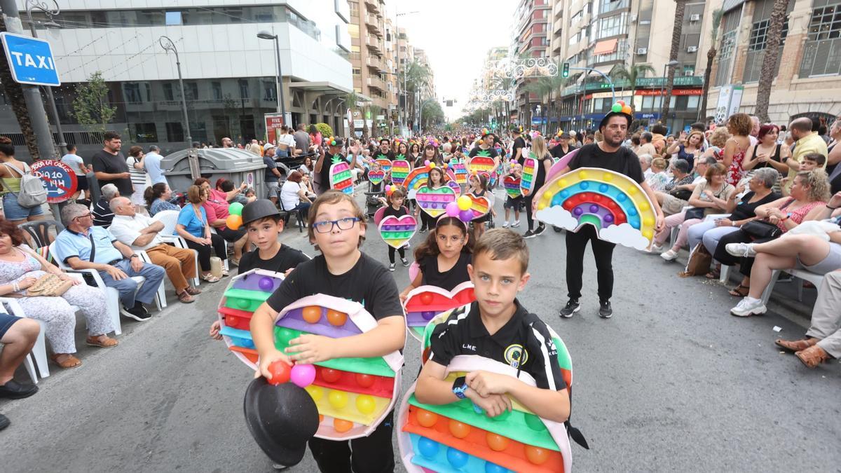 Las 89 hogueras y 20 barracas inundan las calles de Alicante con el tradicional desfile del Ninot