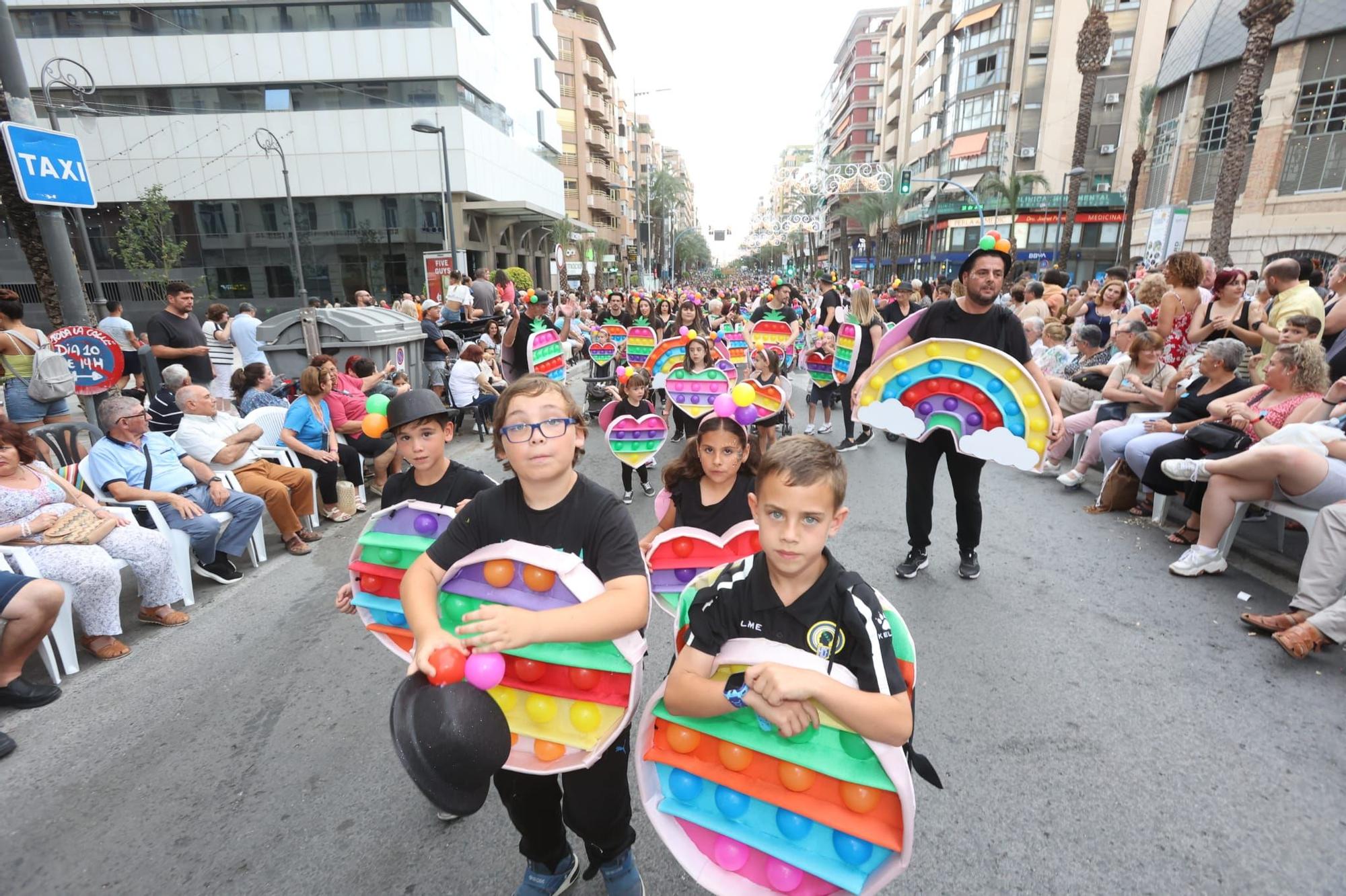 Las 89 hogueras y 20 barracas inundan las calles de Alicante con el tradicional desfile del Ninot