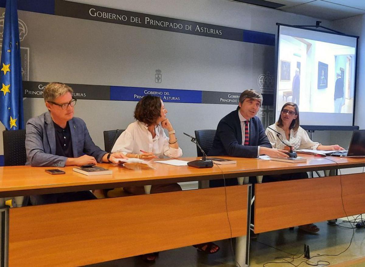 Enrique Rodríguez, Melania Álvarez, Alfonso Palacio y Cristina Heredia, presentando el programa «Tendiendo Puentes».