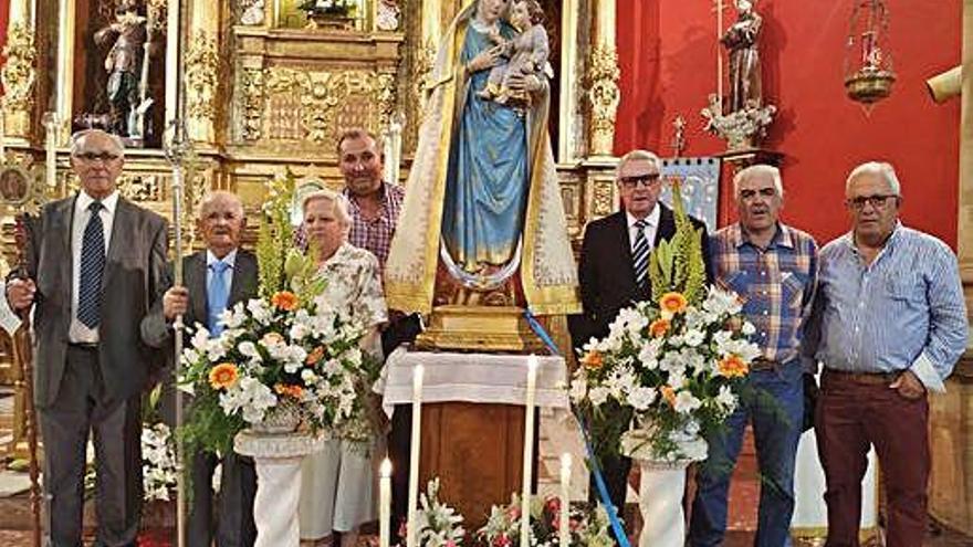 La Virgen de la Salud, sus mayordomos y la directiva de la hermandad.