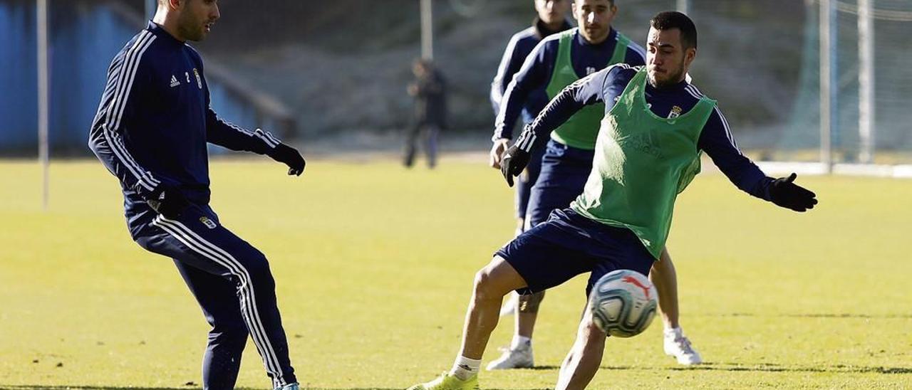 Diegui y Joselu, con Berjón detrás, ayer en el entrenamiento del Oviedo en las instalaciones de El Requexón.