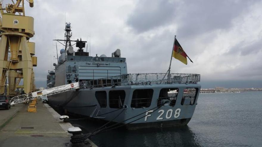 Die &quot;Niedersachsen&quot; in Palmas Hafen.