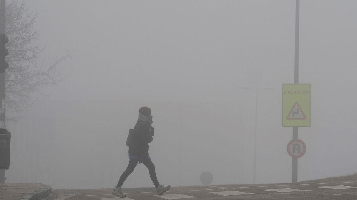 Una manta de niebla cubre una localidad extremeña en una imagen de archivo.