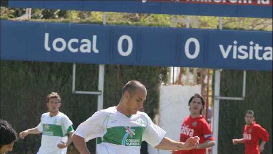 Kiko Insa controla el balón durante el encuentro de ayer