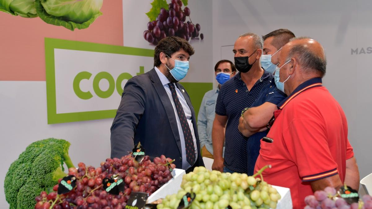 López Miras, junto a representantes de la empresa COATO