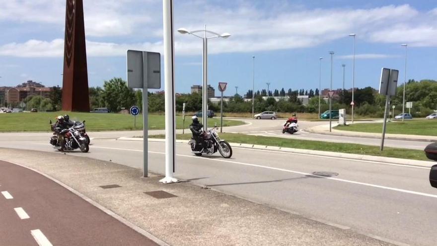 Medio centenar de moteros de Madrid llegan a Gijón en una ruta celta