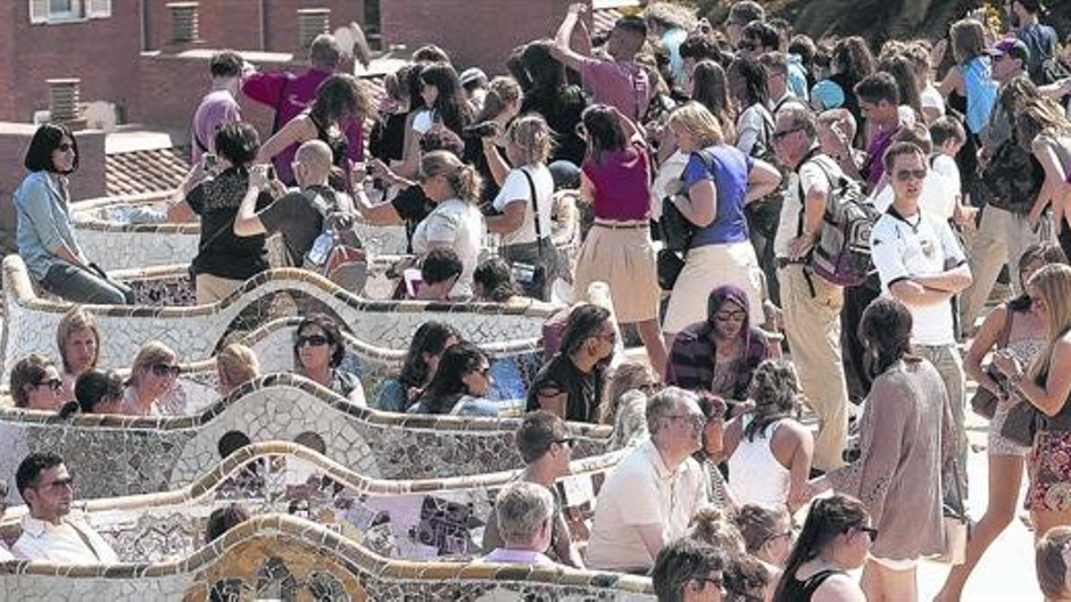 El parque Güell, abarrotado de turistas.