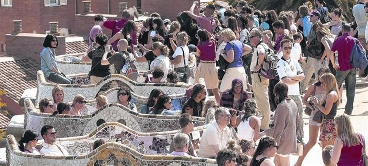 El parc Güell, abarrotat de turistes. El parc Güell, abarrotat de turistes.