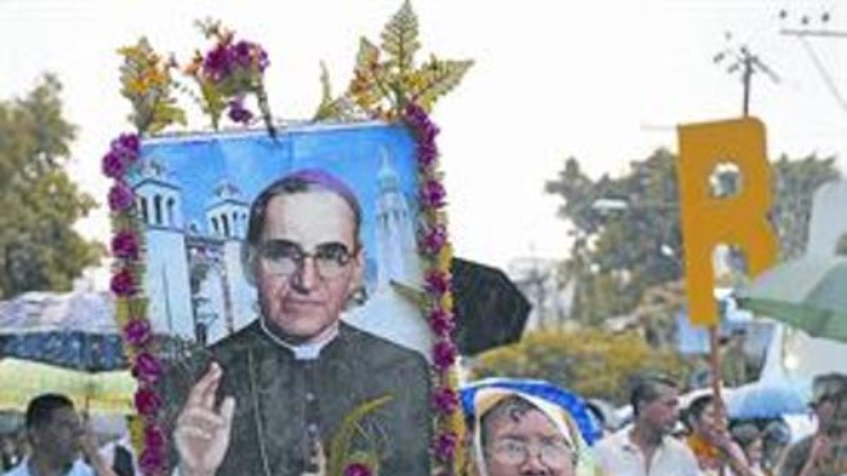 Homenaje 8 Miles de devotos de Romero en una procesión.