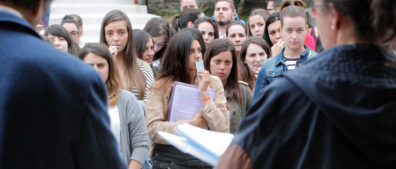 Opositores para profesores de primaria antes de entrar al examen en el CIFP Politécnico, antes de la pandemia