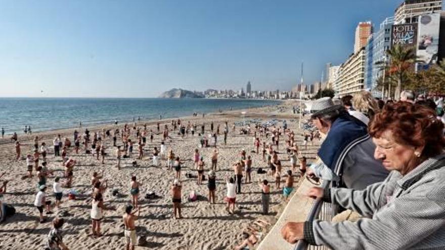 Jubilados en la playa de Benidorm, haciendo gimnasia, en una imagen de archivo.