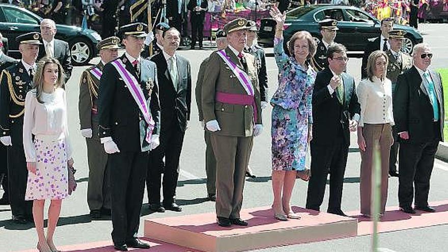 Los Príncipes, doña Letizia y don Felipe; don Juan Carlos, doña Sofía, el presidente extremeño y Carme Chacón.