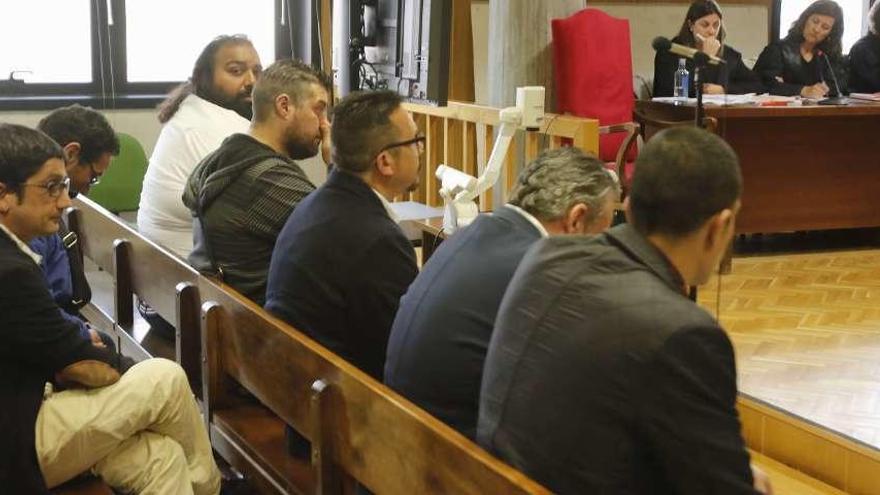 Marino Giménez (primer banco, a la izquierda), con el resto de procesados en el primer juicio. // Alba Villar