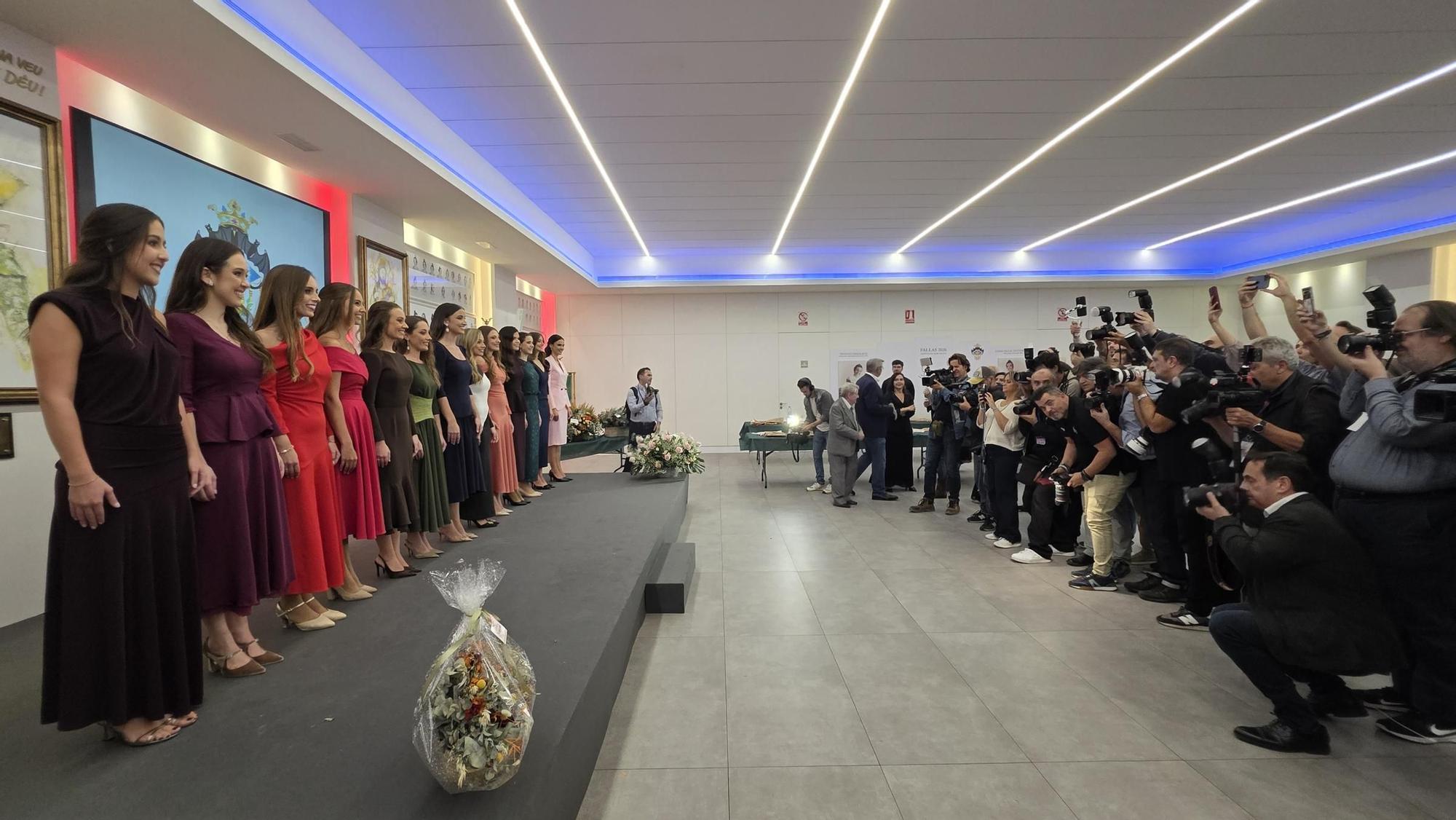 Uno de los muchos pelotones, que no de fusilamiento, de las protagonistas. Luego veremos otro.