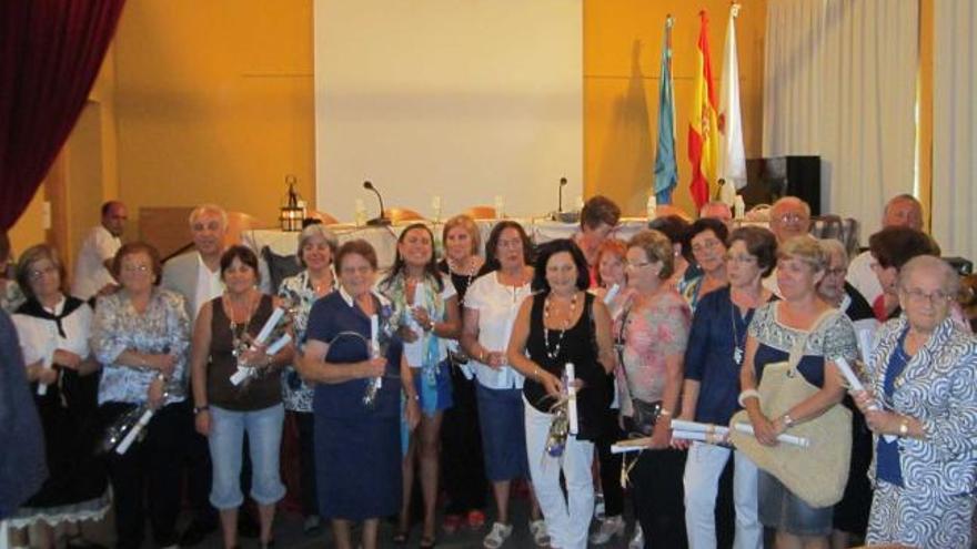 Las pescaderas homenajeadas ayer en Ortiguera, junto a sus familiares.