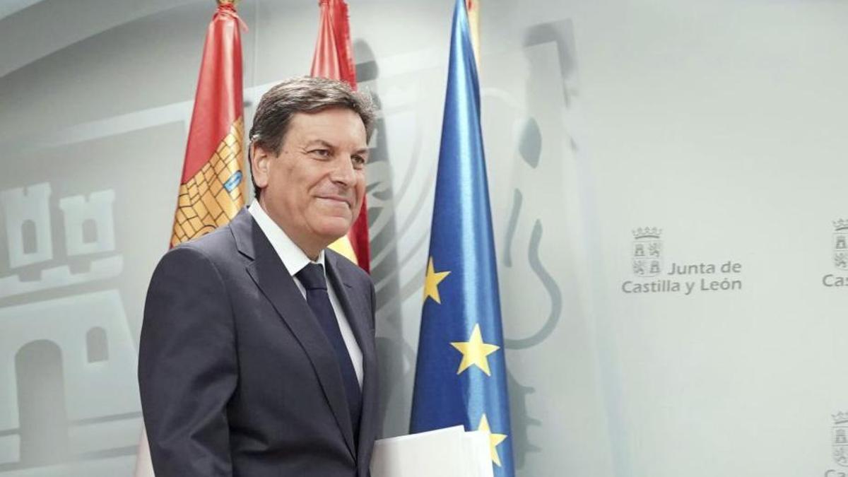 El portavoz de la Junta de Castilla y León, Carlos Fernández Carriedo, llega a la rueda de prensa posterior al Consejo de Gobierno. | ICAL