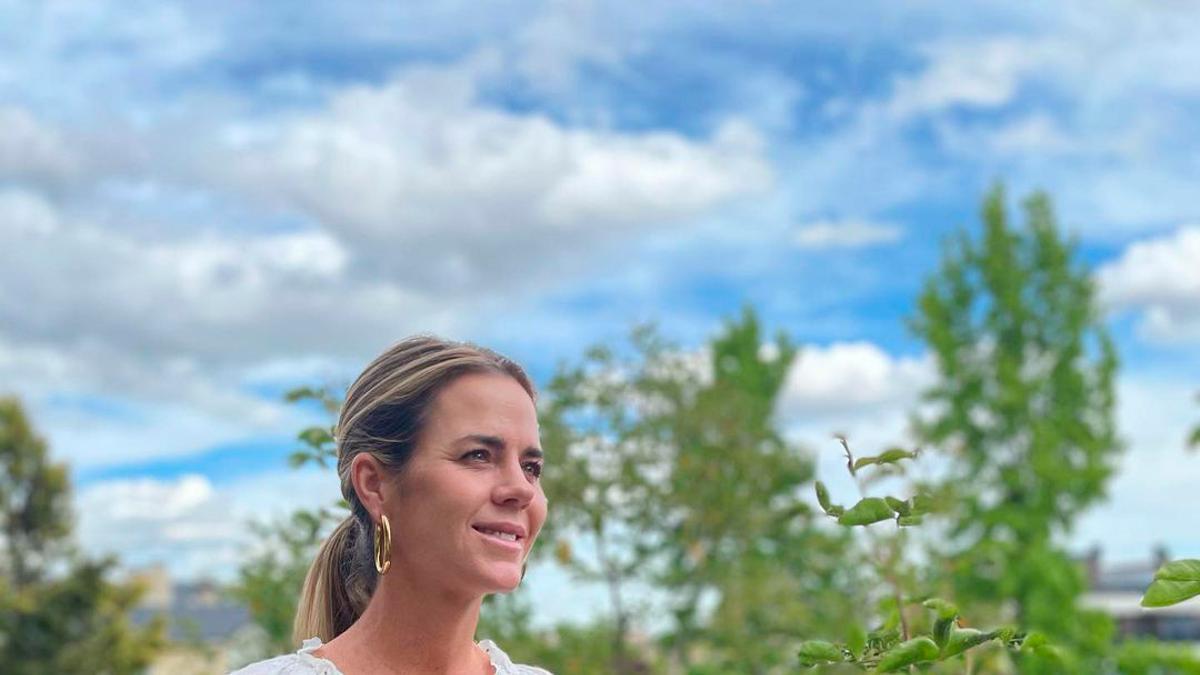 Amelia Bono con vestido blanco