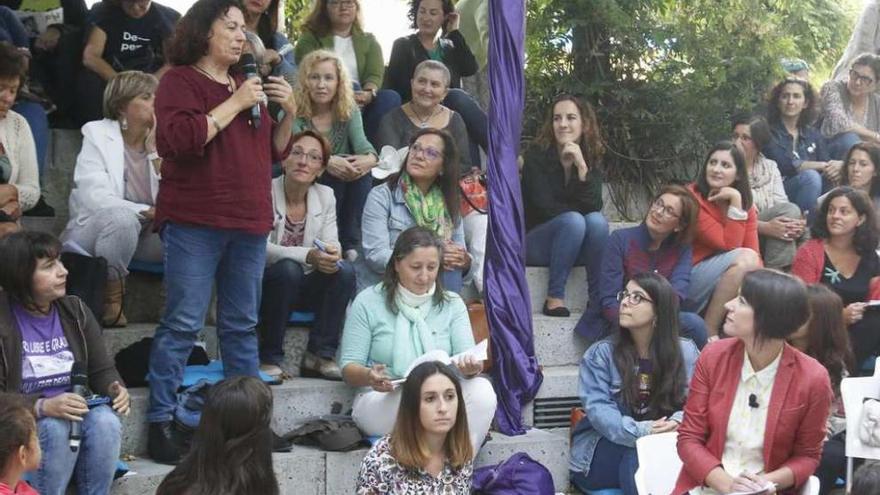 Pontón (a la derecha), escucha a una de las mujeres participantes ayer en un acto en Vigo.