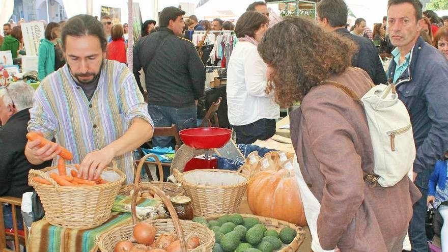 Uno de los puestos del anterior mercado ecológico celebrado en la Praza Massó de Bueu.