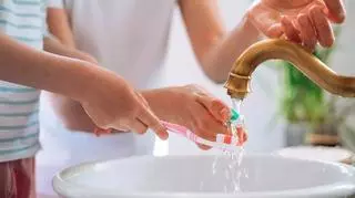 Cada cuánto hay que lavar el cepillo de dientes y el secreto para que esté como nuevo
