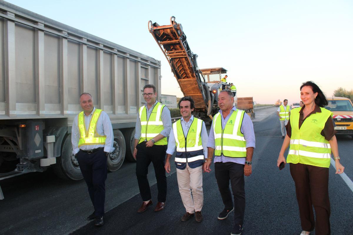 El consejero de Fomento y el delegado del Gobierno de la Junta en Sevilla visitan los trabajos en la A-92