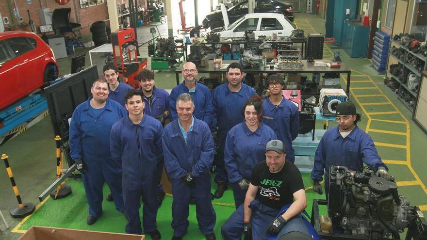 Jóvenes y parados encuentran un nuevo futuro en la formación profesional de mecánica automotriz en Ourense