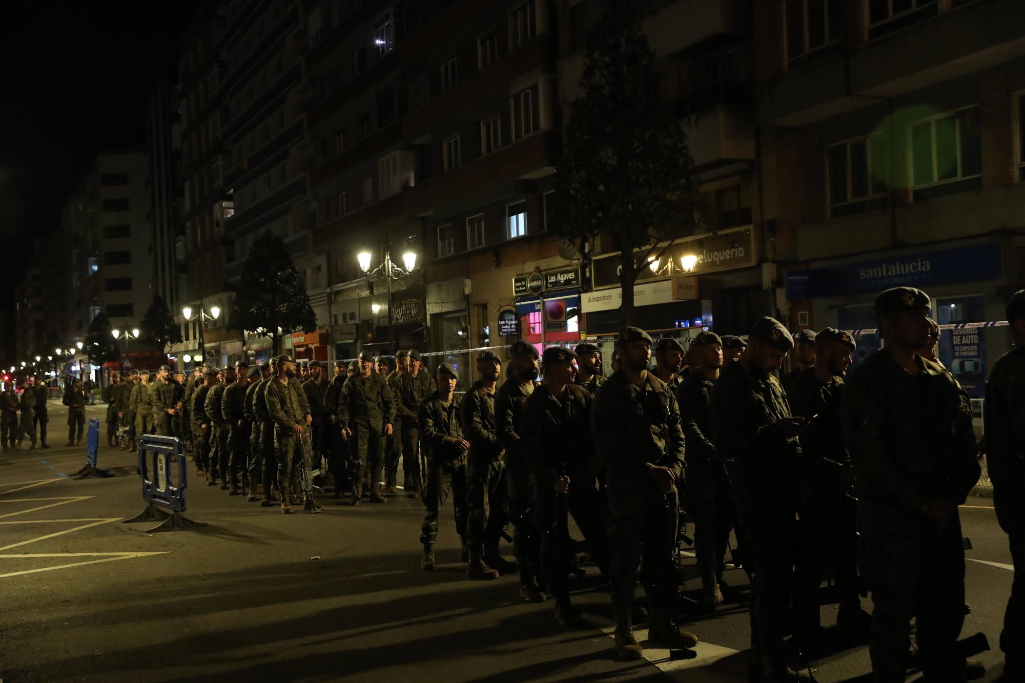 Así fue el multitudinario ensayo nocturno del desfile del día de las Fuerzas Armadas en Oviedo.