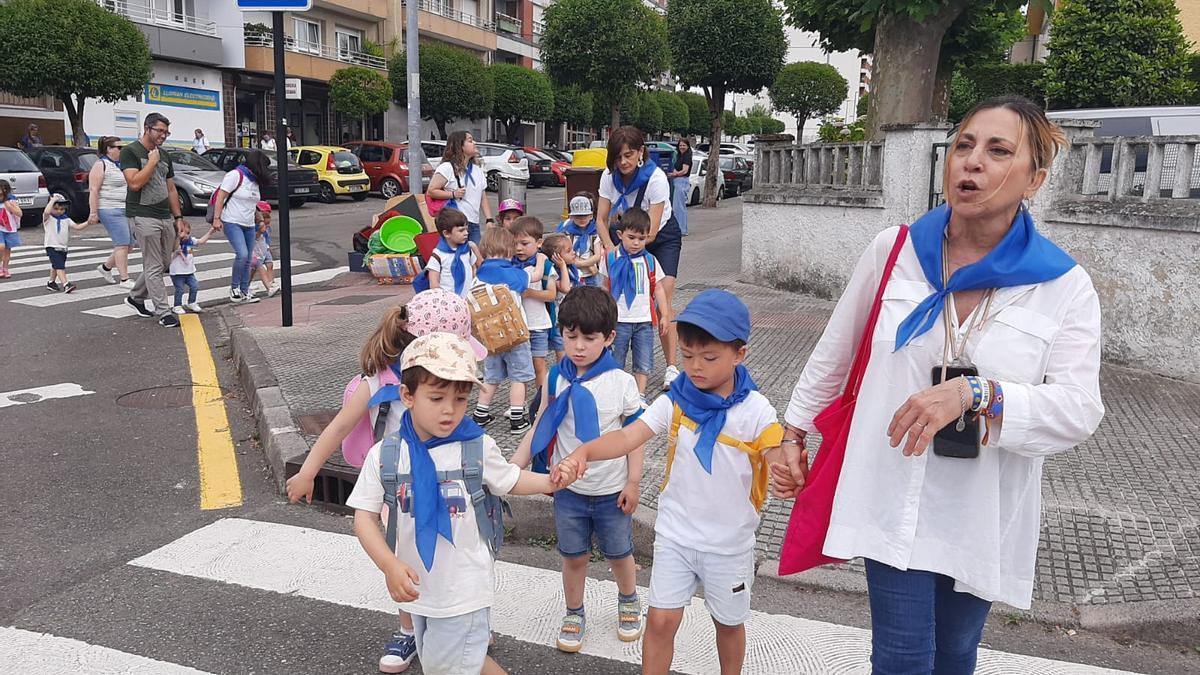 Los niños de la Pola ensayan para el Carmín: así fue la romería de la Escuela Peña Careses