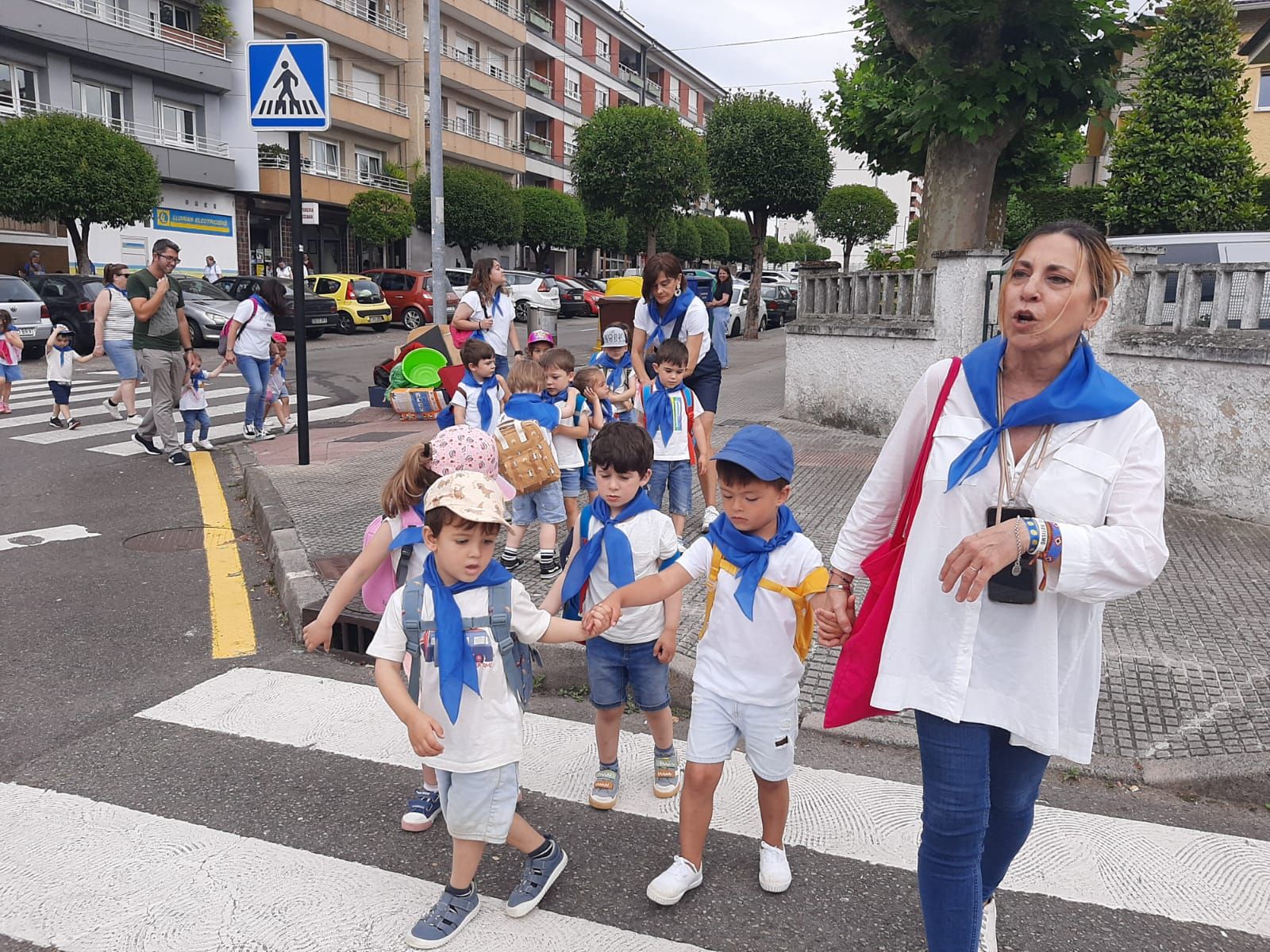 Los niños de la Pola ensayan para el Carmín: así ha sido la romería de la Escuela Peña Careses