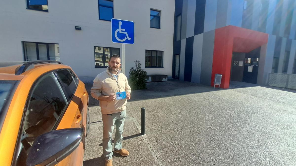 Iván González, con su tarjeta de discapacitado, en el aparcamiento reservado del centro de salur de Turón.