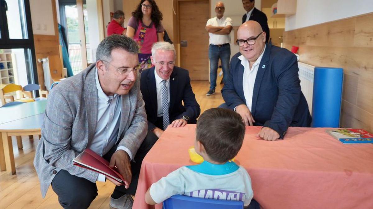 Noguer i Piñeira, ahir, a la llar d’infants de Llívia. | PERE DURAN/DIPUTACIÓ DE GIRONA