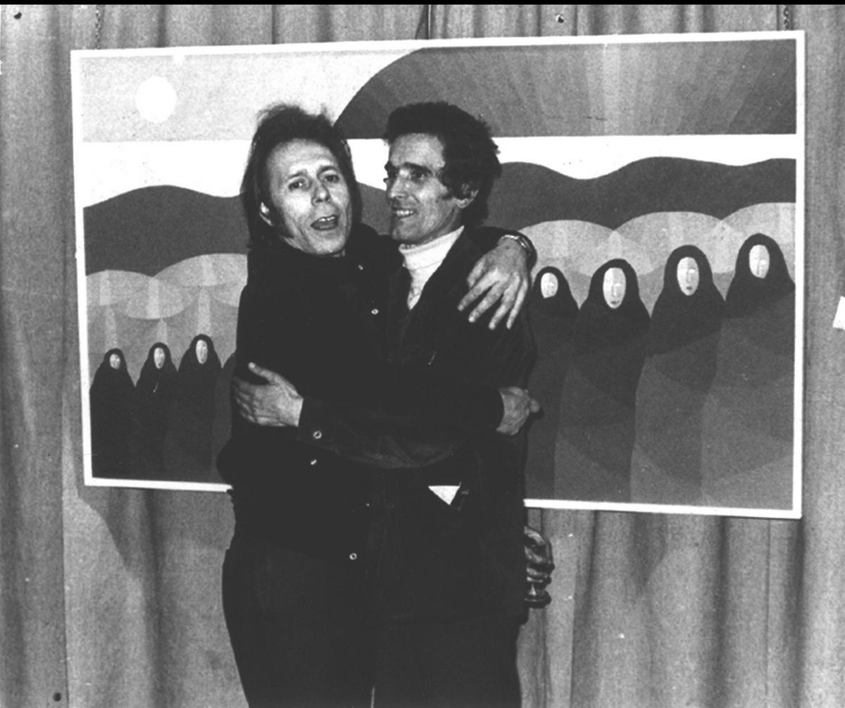 Xosé Lodeiro (i.) con el poeta Carlos Oroza, en la inauguración de una de sus muestras