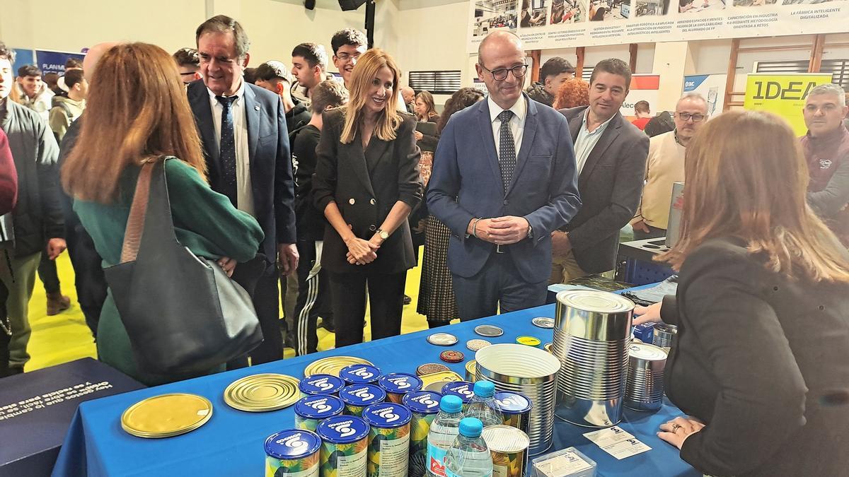 El consejero de Educación y Formación Profesional, Víctor Marín, y la consejera de Empresa, Empleo y Economía Social, Marisa López Aragón, visitan la feria de empresas organizada con motivo de la V Semana de la Formación Profesional y el Emprendimiento del CIFP Politécnico de Murcia.