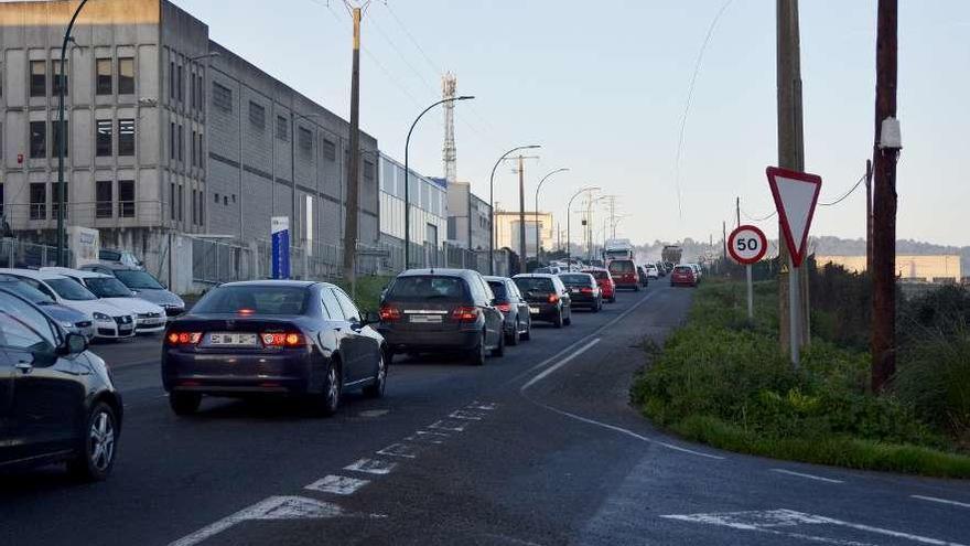 Atasco registrado en la avenida de la Diputación, en el polígono de Sabón.