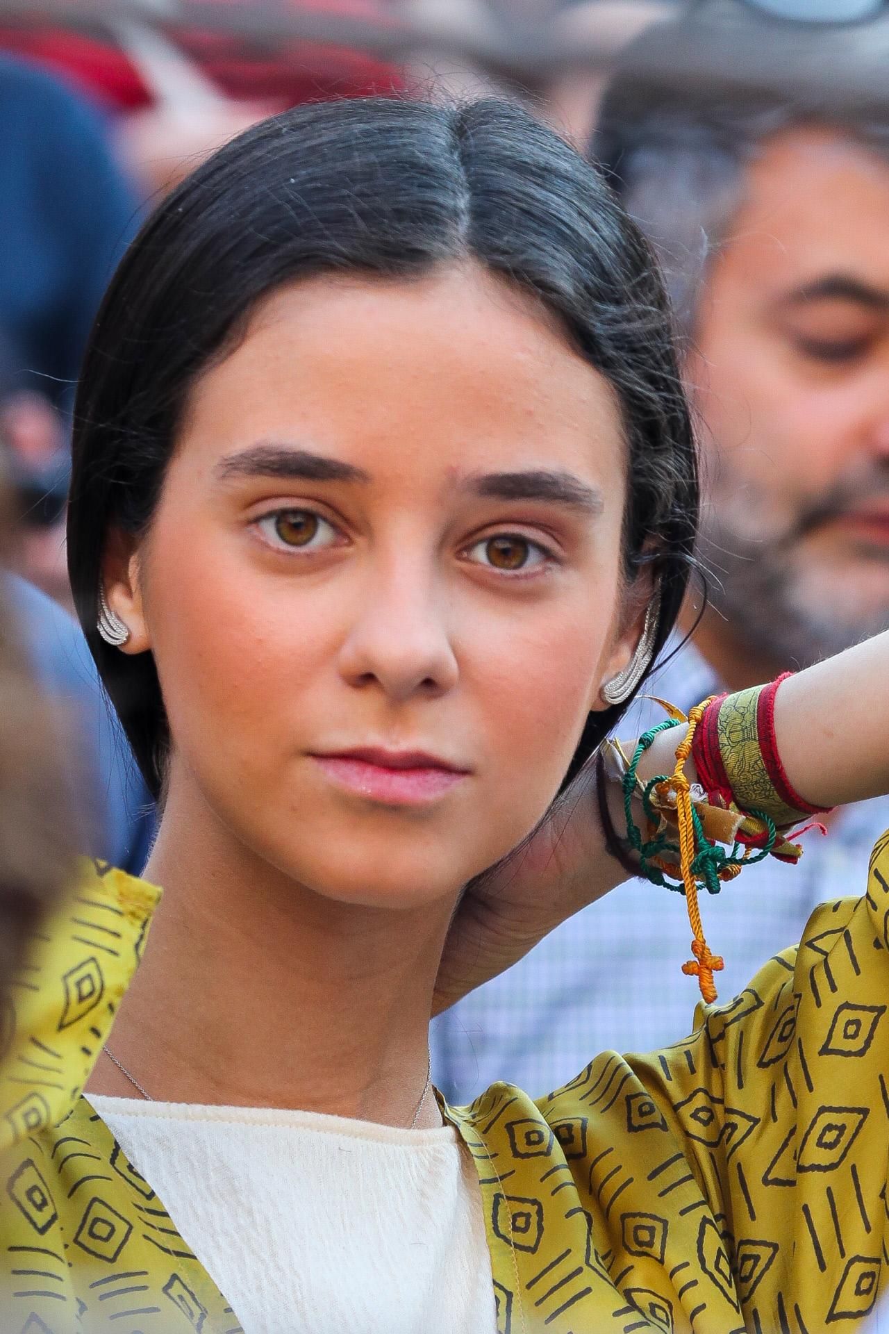 Victoria Federica con camisa amarilla tribal