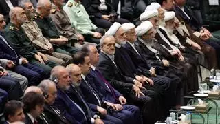 El nuevo presidente moderado iraní jura su cargo prometiendo continuidad