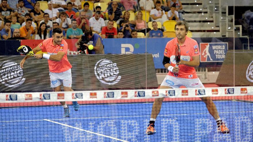 Lima y Bela en la disputa de su partido ante Moyano y Gabriel en la pista instalada en el Gran Canaria Arena.